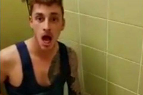 bonazzo_corre_nudo_campo_di_calcio_pene_al_Vento