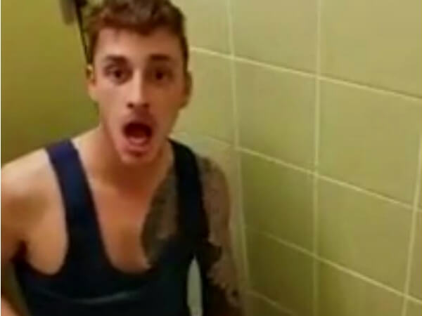 bonazzo_corre_nudo_campo_di_calcio_pene_al_Vento