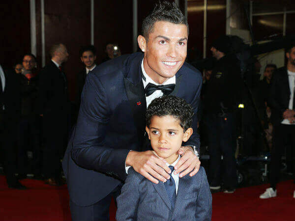 Un nuovo figlio con la maternità surrogata per Cristiano Ronaldo - cristiano ronaldo con figlio base - Gay.it