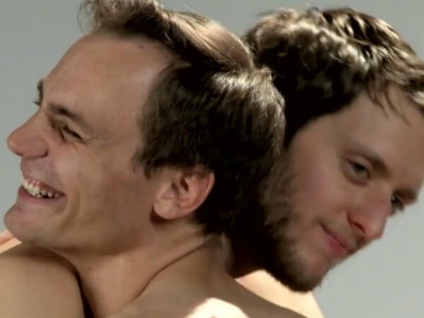 The Best of 2015: i 10 esperimenti sociali più visti - esperimenti sociali più visti etero si guardano nudi per la prima volta 1 - Gay.it