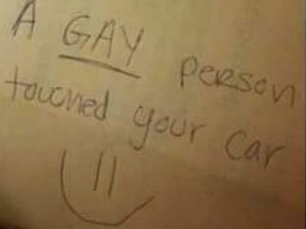 gay_anonimo_contro_adesivi_omofobi