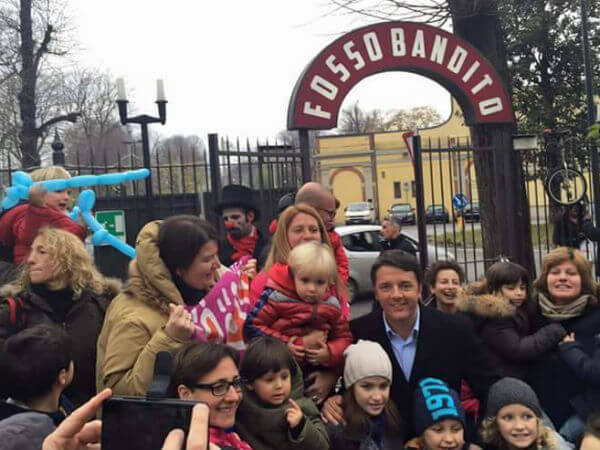 Matteo Renzi incontra le Famiglie Arcobaleno - renzi famiglie arcobaleno base - Gay.it