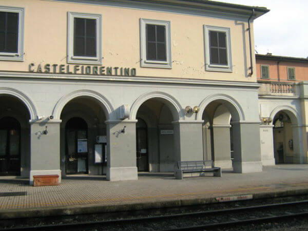 Preso a sassate alla stazione di Castelfiorentino perché gay - stazione castelfiorentino 1 - Gay.it
