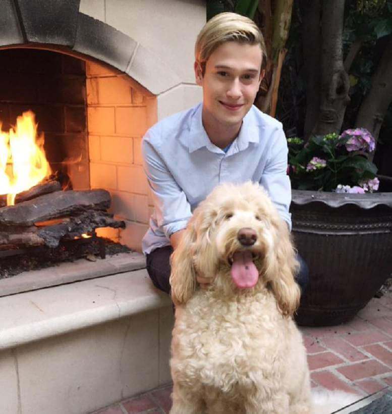 tyler_henry_hollywood_medium_gay