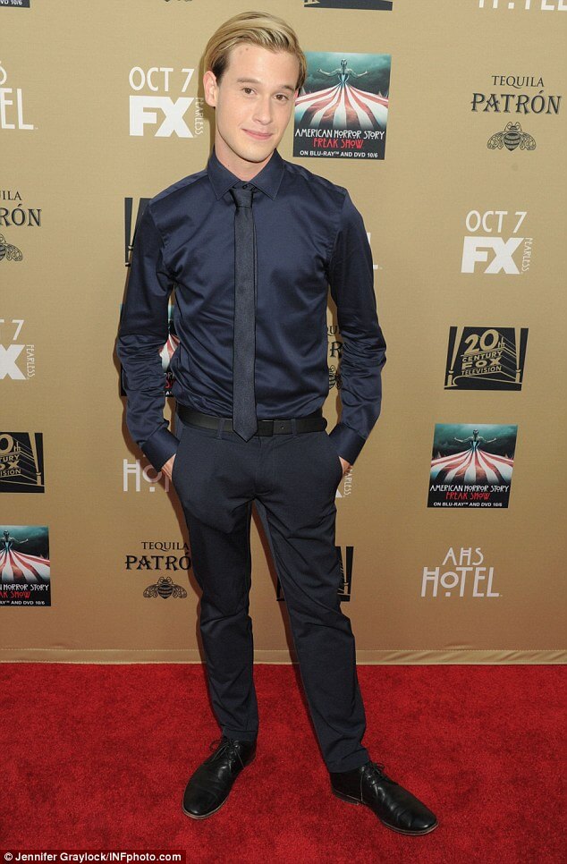 tyler_henry_hollywood_medium_gay