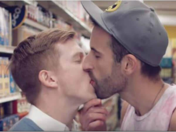 L’amore sboccia al supermercato nel nuovo video dei Parlour Tricks