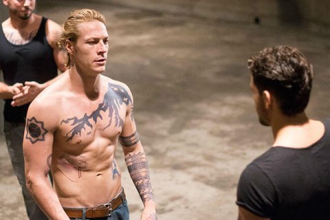 #CinemaSTop: Ramirez e Bracey, adoni top del remake di Point Break - Point Break home 4 - Gay.it