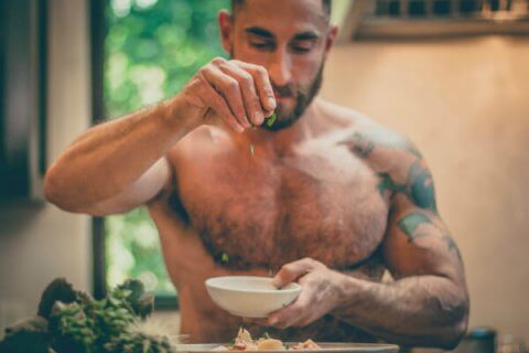Ecco Bear-Naked Chef: il 'Masterchef' che tutti vorremmo vedere - bear naked chef adrian de berardinis cucina - Gay.it
