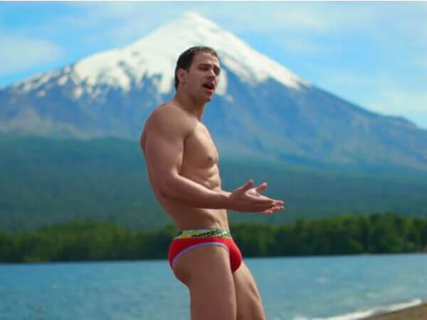 Bryan Hawn in una sexy ‘parodia’ di ‘Perfect’ dei One Direction