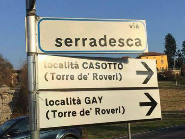 Benvenuti in località "gay". Accade a Bergamo. - cartello gay bergamo base - Gay.it