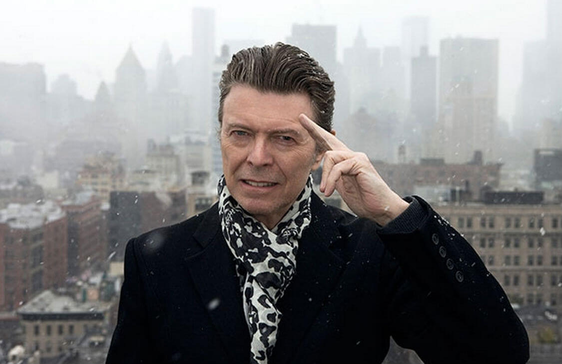 Dieci anni senza David Bowie: la nuova biografia di Paul Morley sull'artista in perenne metamorfosi - david bowie storia 14 - Gay.it