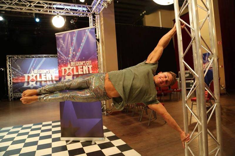 domenico_vaccaro_belgium_got_talent_2015_pole_dance_piedi