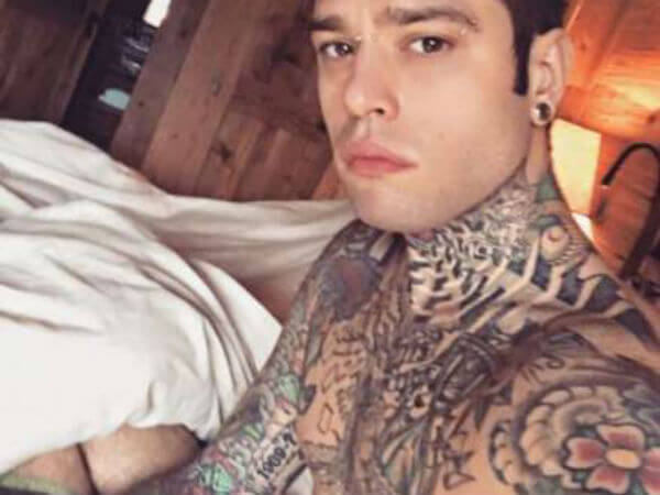 Fedez a letto con un uomo? No, solo omofobia