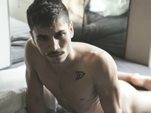 Il fotografo francese Thibault Gaëtan Dubroca ci regala un servizio fotografico sexy, ma intimistico ed artistico, col bellissimo modello Mehdi Vilquin.