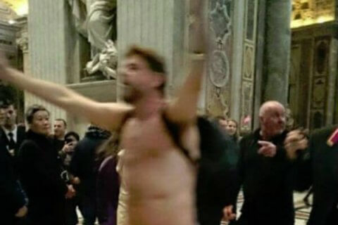 Entra nudo a San Pietro: arrestato, ora è in ospedale - nudo san pietro base - Gay.it