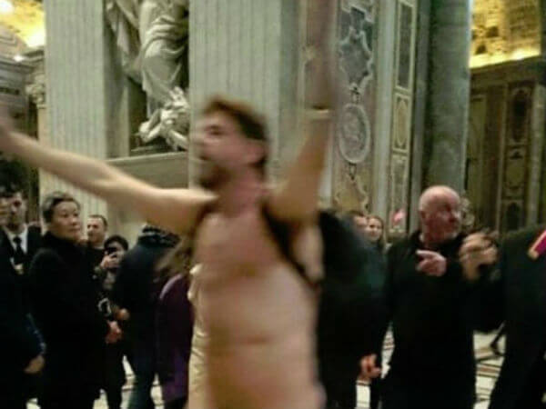 Entra nudo a San Pietro: arrestato, ora è in ospedale - nudo san pietro base - Gay.it