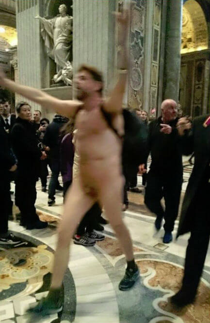 Entra nudo a San Pietro: arrestato, ora è in ospedale