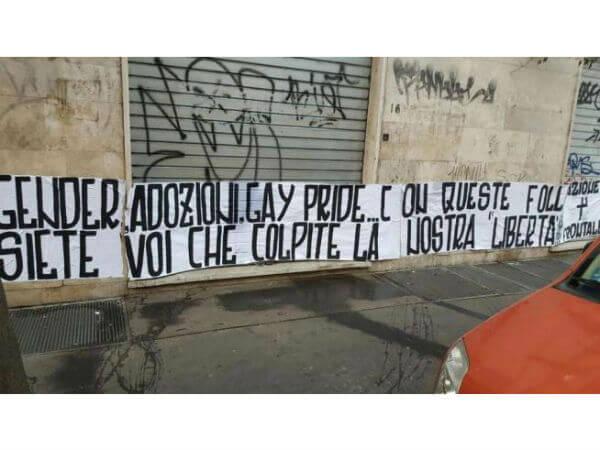 Striscione omofobo al Gay Center di Roma