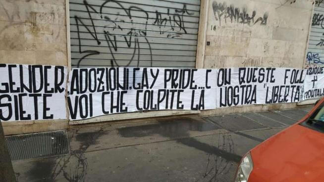 Striscione omofobo al Gay Center di Roma
