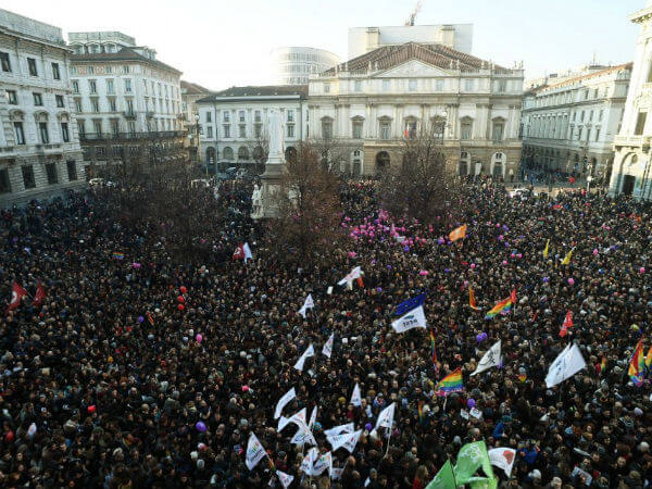 L'Italia è sveglia: oltre un milione di persone civili in 98 piazze! - svegliaitalia milano base3 - Gay.it