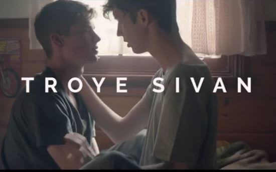 troye_sivan_bacio_gay_trilogia_video