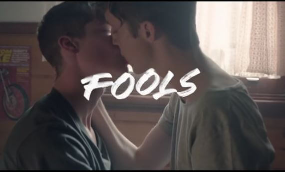 troye_sivan_bacio_gay_trilogia_video_fools