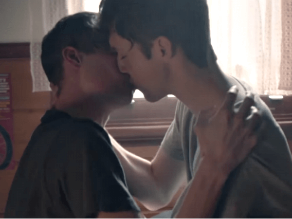 troye_sivan_bacio_gay_fools_video