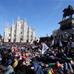Piazza Duomo a Milano strapiena per #temposcaduto - Thumbnail