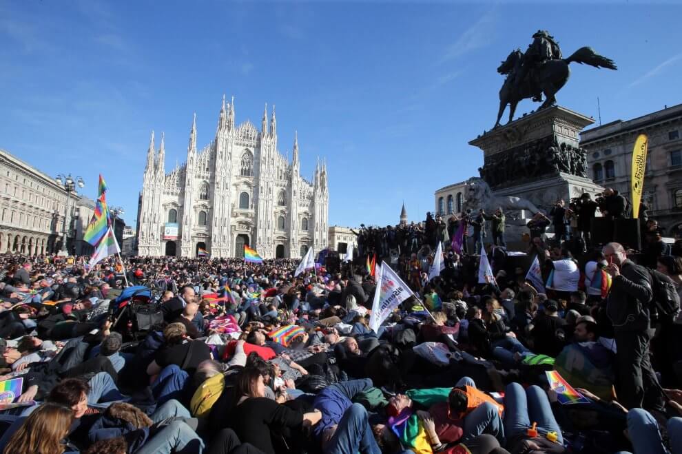 Piazza Duomo a Milano strapiena per #temposcaduto