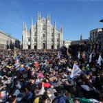 Piazza Duomo a Milano strapiena per #temposcaduto - Thumbnail