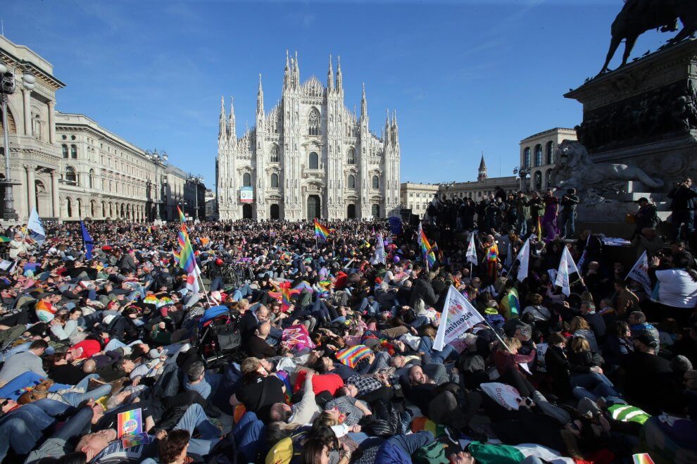 Piazza Duomo a Milano strapiena per #temposcaduto