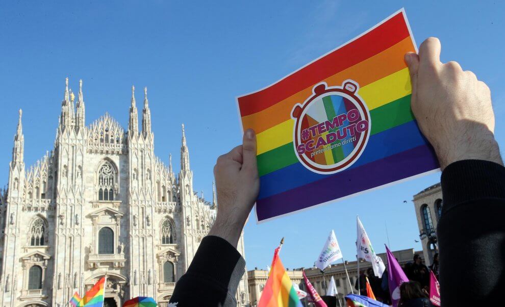 Piazza Duomo a Milano strapiena per #temposcaduto