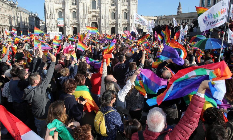 Piazza Duomo a Milano strapiena per #temposcaduto