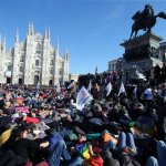 Piazza Duomo a Milano strapiena per #temposcaduto - Thumbnail