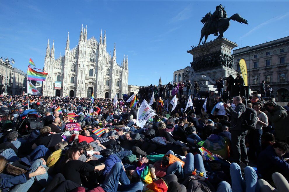 Piazza Duomo a Milano strapiena per #temposcaduto