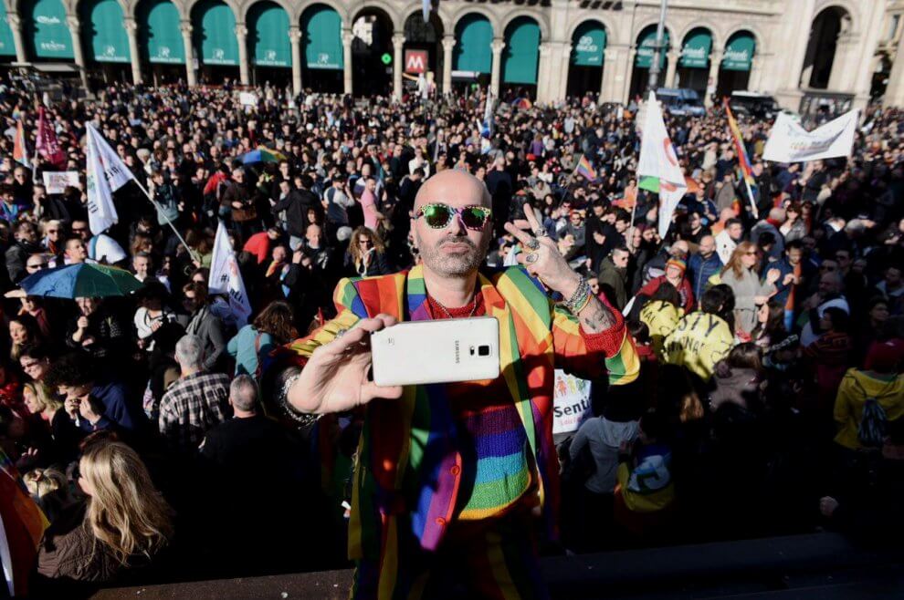 Piazza Duomo a Milano strapiena per #temposcaduto
