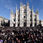 Piazza Duomo a Milano strapiena per #temposcaduto - Thumbnail