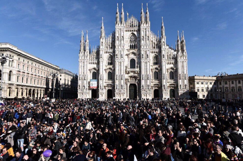 Piazza Duomo a Milano strapiena per #temposcaduto