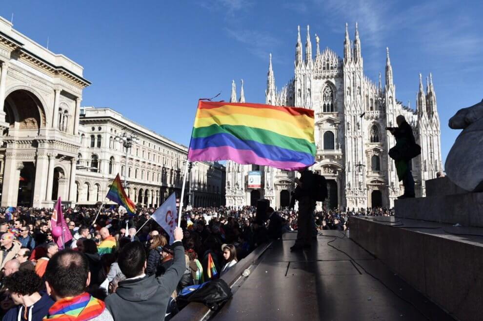 Piazza Duomo a Milano strapiena per #temposcaduto