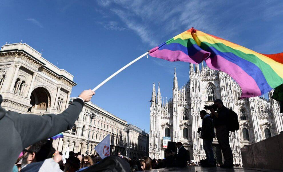 Piazza Duomo a Milano strapiena per #temposcaduto