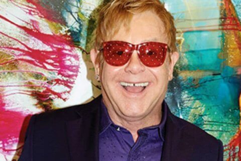 Elton John ha dormito a Nizza: inutile la prenotazione di 5 stanze - Elton John Wonderful Crazy Night home 1 - Gay.it