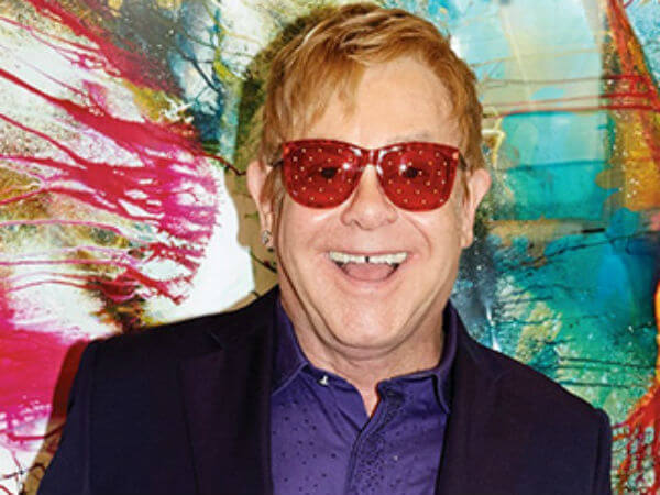 Elton John ha dormito a Nizza: inutile la prenotazione di 5 stanze - Elton John Wonderful Crazy Night home 1 - Gay.it