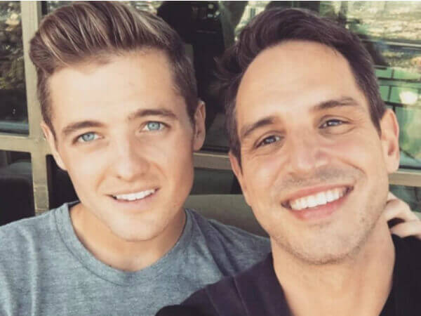 Robbie Rogers e Greg Berlanti accolgono il primo figlio - Rogers - Gay.it