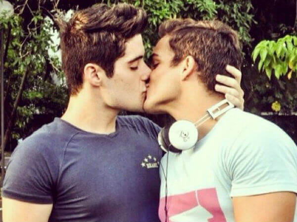 Il "tutto o niente" è un lusso per pochi, questa legge è per tutti - bacio gay base - Gay.it