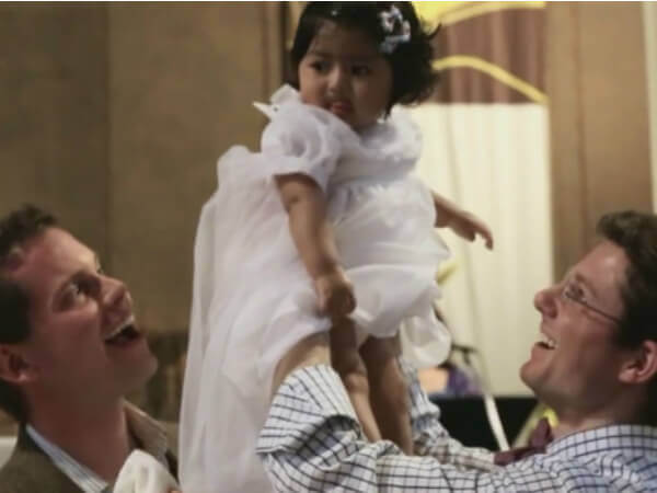 Due papà gay battezzano la loro bambina: la loro comunità cattolica li sostiene