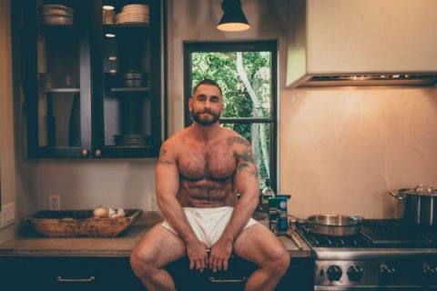 Terzo appuntamento con il Bear-Naked Chef: il sexy 'Masterchef' - bear naked chef adrian de berardinis terza puntata - Gay.it