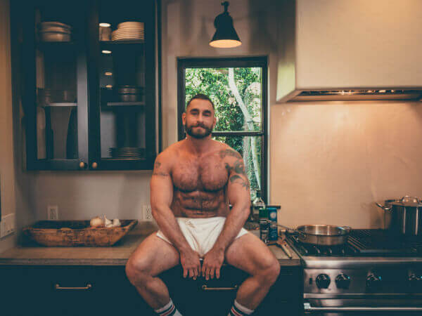 Terzo appuntamento con il Bear-Naked Chef: il sexy ‘Masterchef’