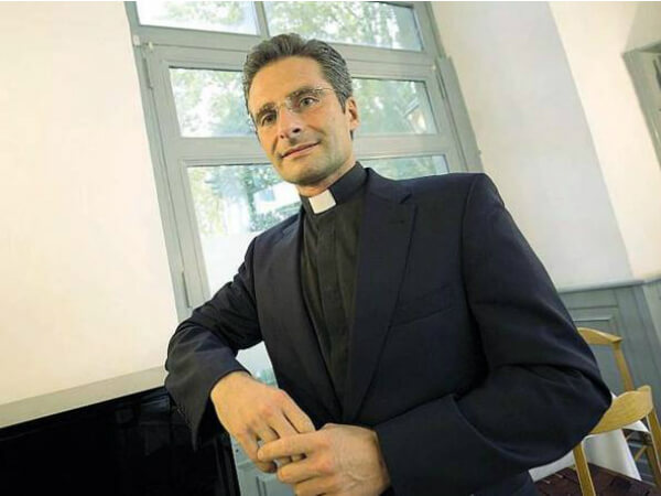 Krzysztof Charamsa: “Benedetto XVI gay? Sarebbe fantastico!”
