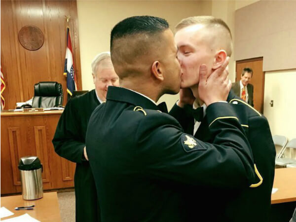 Coppia di militari gay si sposa e la foto diventa virale