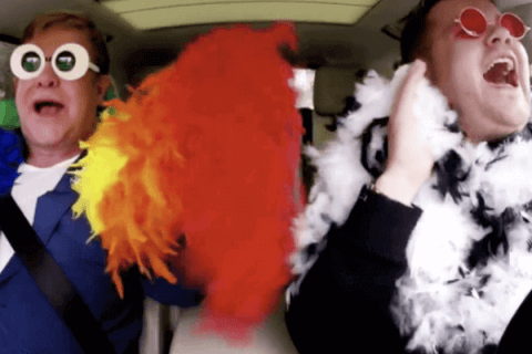 Esilarante Carpool Karaoke con Elton John - elton john carpool karaoke james corden 1 - Gay.it